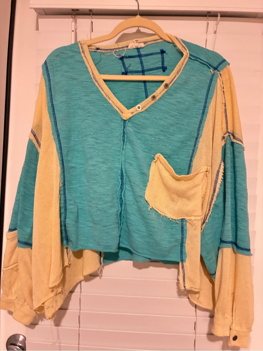 POL Relaxed V-Neck Colorblock Pullover Top in Teal and beige - Picture 3 of 6